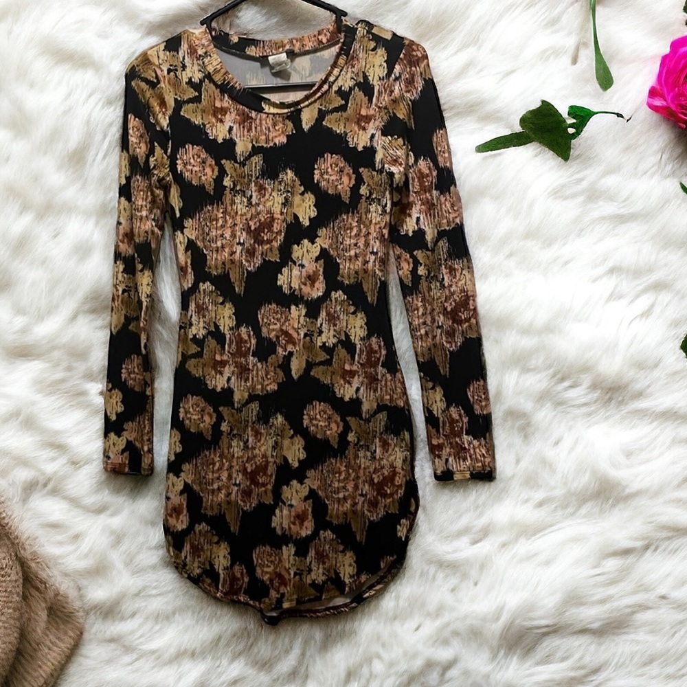 UK2LA dress size XS fitted style w/curved hemline long sleeves black,cream,brown